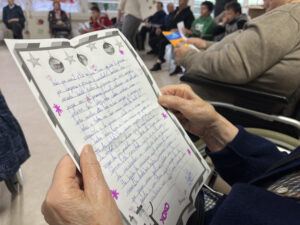 Mil jóvenes escriben una carta personalizada para mayores que viven en residencias